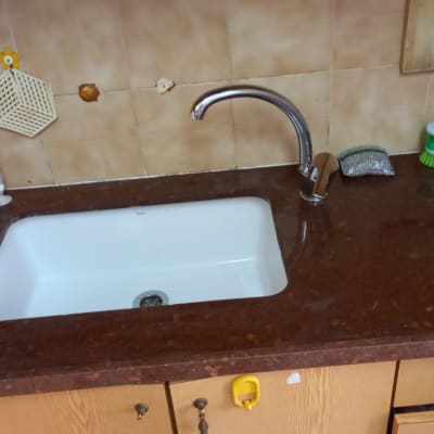 כיור מטבח עם ברז נירוסטה ומברשת ניקוי