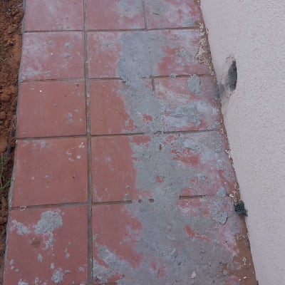 רצפה מלוכלכת עם כתמים ולכלוך