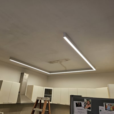 תאורת תקרה עם סולם במטבח