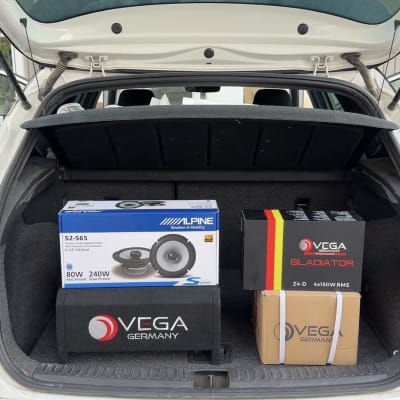 מערכת רמקולים ותיבות בתא מטען של רכב