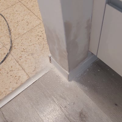 עמוד צבוע חלקית עם שפכטל על הרצפה