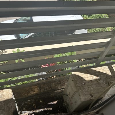 מרפסת מלוכלכת עם עלים ואבק על הרצפה