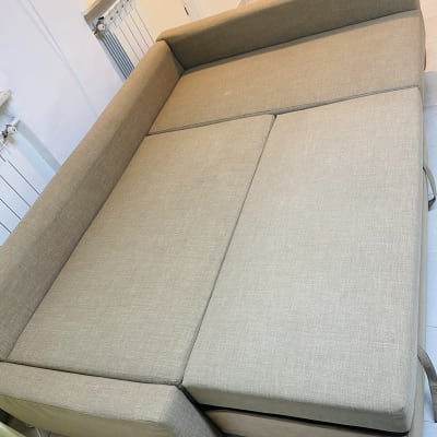 ספה נפתחת בצבע בז