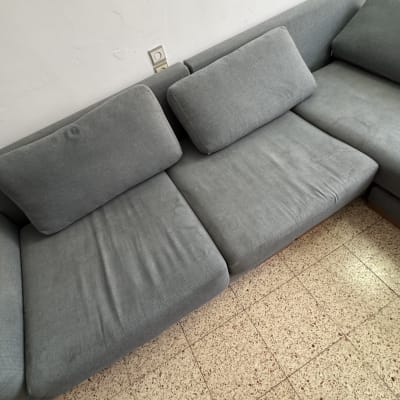 ספת בד אפורה מרופדת ונקייה בבית לקוח