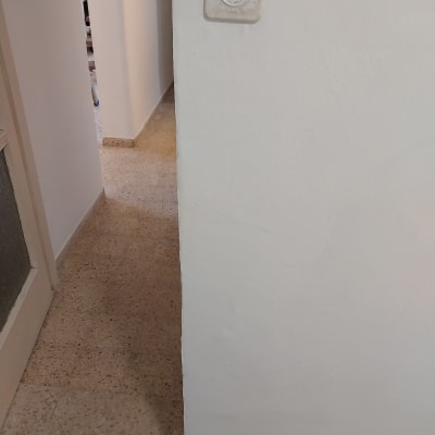 קיר צבוע עם מתג חשמל