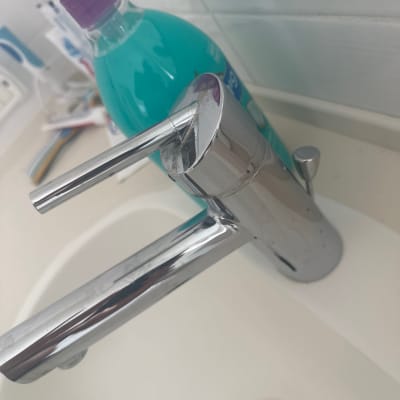 ברז וכיור עם סבון נוזלי