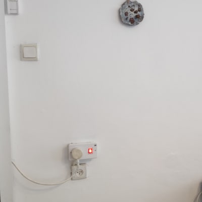 שלט רחוק למזגן, שקע חשמלי עם מתג מואר