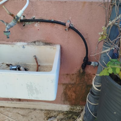 כיור חיצוני עם צינור מים ותשתית חיצונית