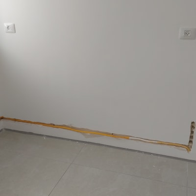 צינור גז צהוב מותקן בקיר לבן