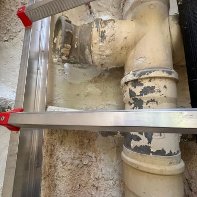 צינור עם חיבורים אטומים בחומר איטום