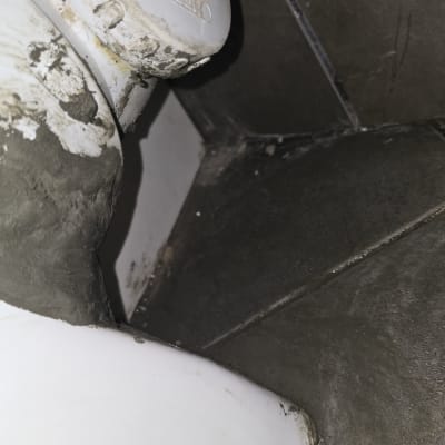 צינור פלסטיק לבן עם מכסה הברגה