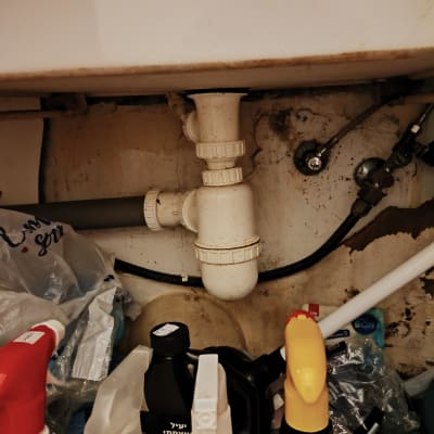 צינור ביוב מתחת לכיור עם חיבורים