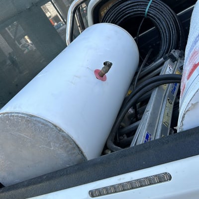 דוד שמש לבן עם צינור שחור ברכב