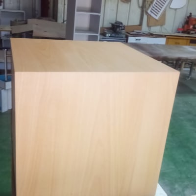 סדנת נגרות עם ארון עץ וכלי עבודה