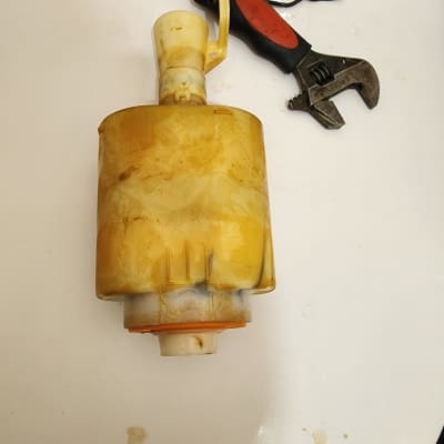 כלי עבודה של אינסטלטור, כולל מפתח שוודי