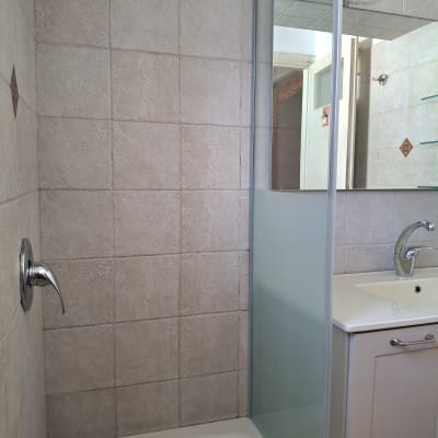 מקלחת עם אריחים וברז, כיור ומראה