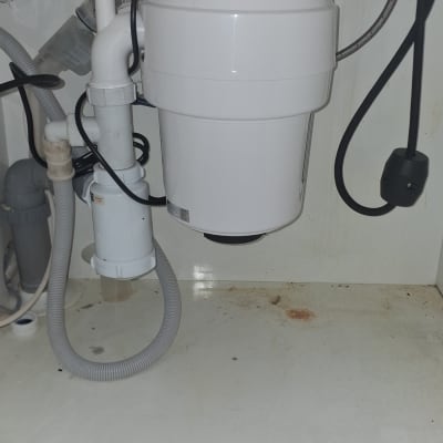 מערכת צנרת מתחת לכיור עם טוחן אשפה