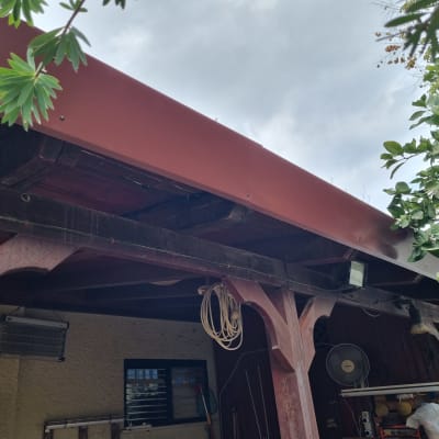 גג עץ עם קורות ותקרה חיצונית