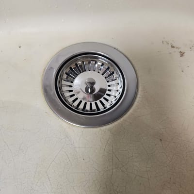 כיור עם מסנן נירוסטה עגול