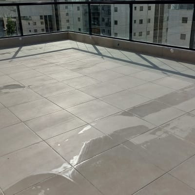 רצפה רטובה עם סימני ניקוי ומים על האריחים