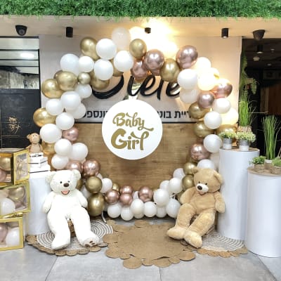 קשת בלונים לבנים וזהובים עם שלט 