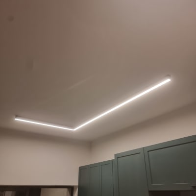 תאורת לד מותקנת בתקרה מעל ארונות מטבח