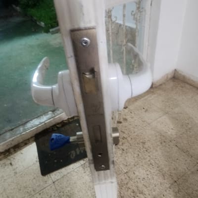 מנעול דלת עם ידית לבנה ומפתח כחול