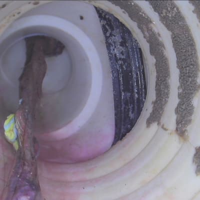 צילום פנים צינור עם חפץ תקוע