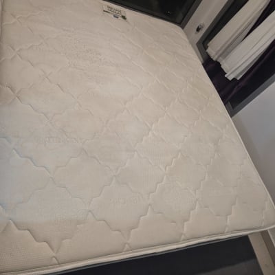 מזרן נקי בחדר שינה עם חלון