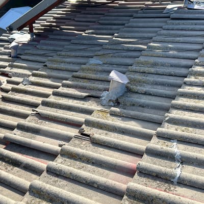 גג רעפים עם צינור ומיכל מים