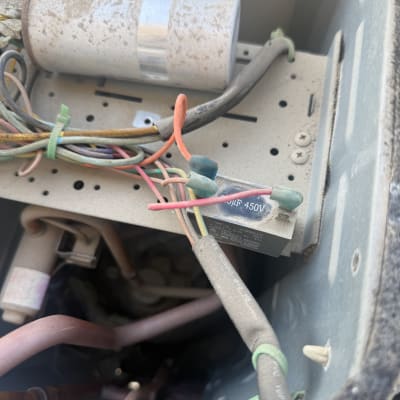 חלקים פנימיים של מערכת מיזוג אוויר עם חוטים ורכיבים חשמליים