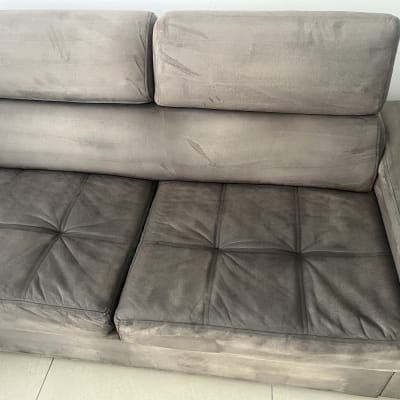 ספה אפורה עם כריות מושב ומשענת