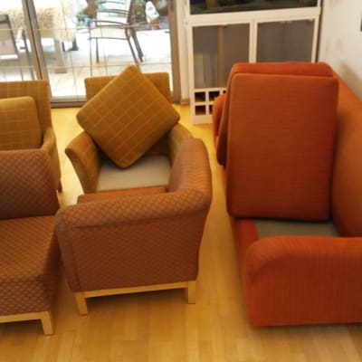 ספות וכורסאות בצבעים שונים בחדר מואר