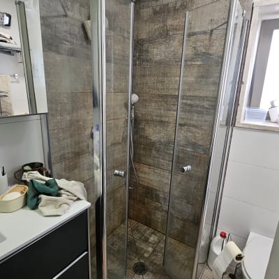 מקלחון זכוכית עם ראש מקלחת בחדר אמבטיה מודרני