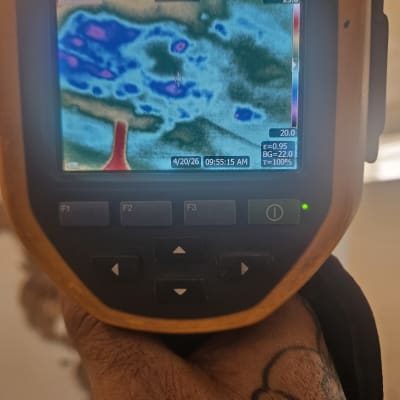 מד חום תרמי מציג תמונה צבעונית של אזור עם טמפרטורות שונות