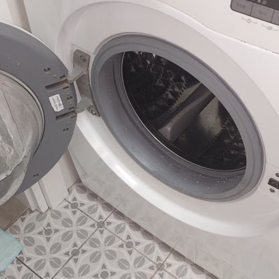 מכונת כביסה סמסונג עם דלת פתוחה