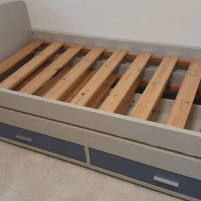 מיטה עם מסגרת עץ ומגירות אחסון תחתונות