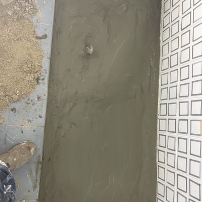 רצפה עם בטון טרי, אריחים וכלי עבודה