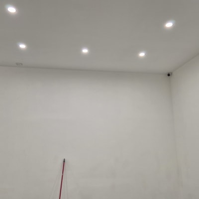 שתי מצלמות אבטחה מותקנות בפינות התקרה