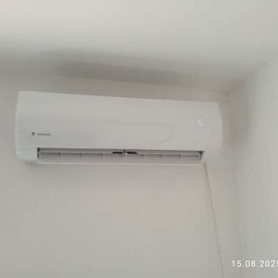 מזגן מותקן על קיר לבן בחדר