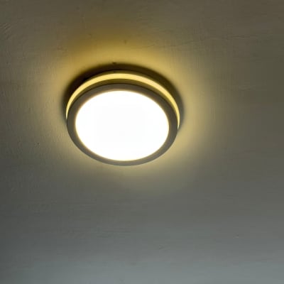 מנורה עגולה על תקרה, קשור לחשמלאי