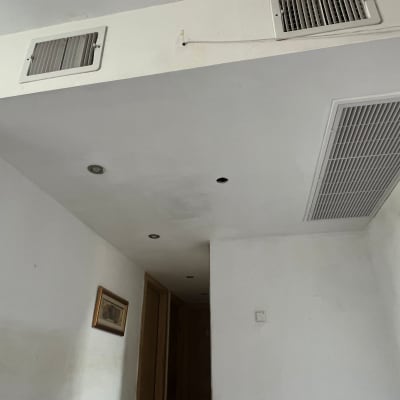 תקרת גבס עם פתחי אוורור ומנורות שקועות