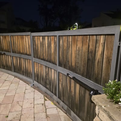 שער חשמלי מעץ ומתכת עם מנגנון פתיחה אוטומטי