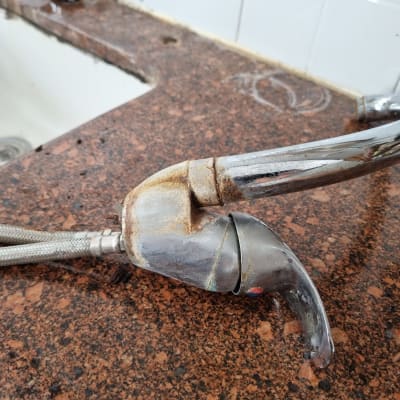 ברז חלוד על משטח שיש חום