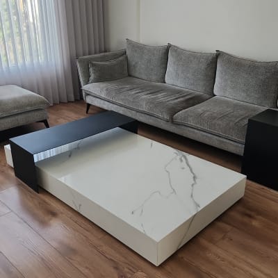 סלון עם ספה, שולחן וכורסה על רצפת עץ