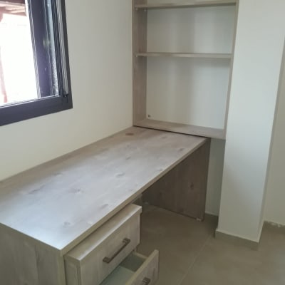 שולחן עץ עם מגירות פתוחות ומדפים