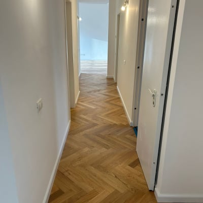 רצפת פרקט עץ במסדרון מואר