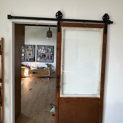 דלת עץ על מסילה עם גלגלים