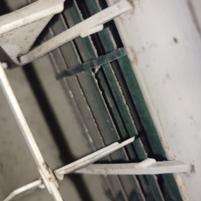 תמונה של חלק ממזגן עם תריסים