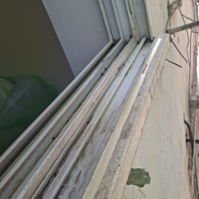 מסגרת חלון עם איטום ישן ומתקלף